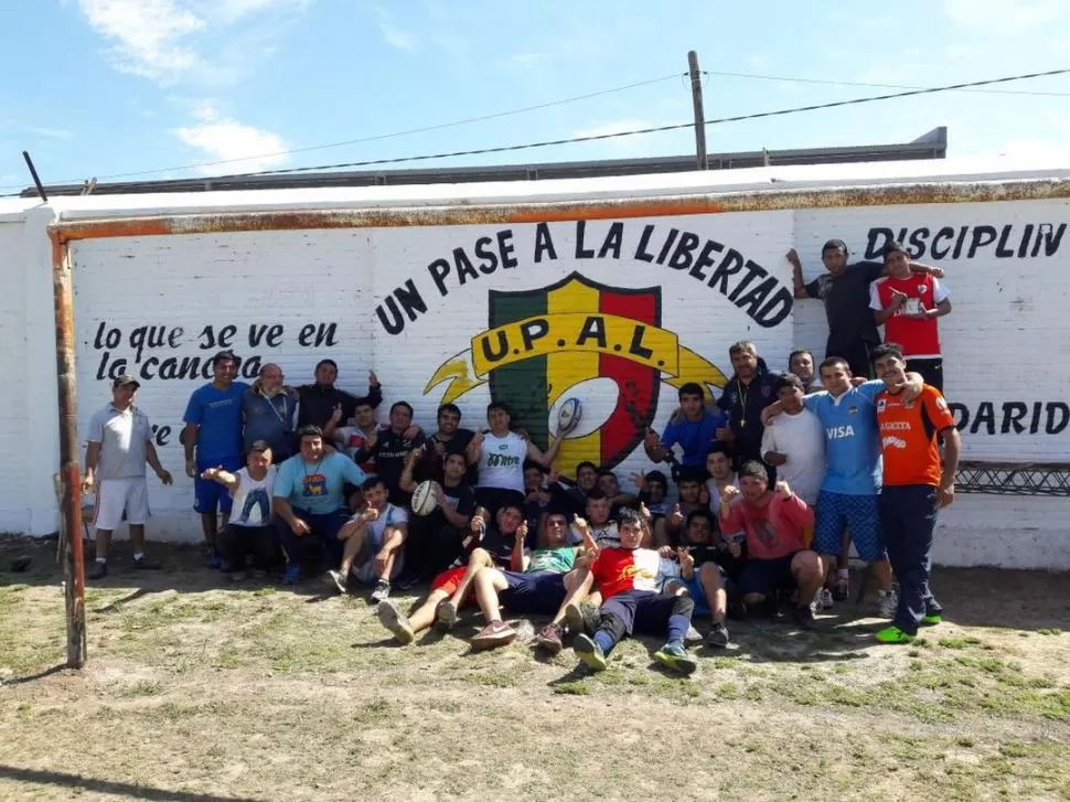 ESPÍRITU DE EQUIPO. Cuando la ovalada está en disputa, los muros y los conflictos dejan de existir para los internos que participan de “Pase a la libertad”. Dejan de ser convictos para ser un equipo de rugby.  