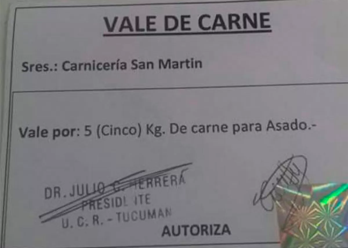 SELLO Y FIRMA.  Herrera es también funcionario municipal en Concepción.  