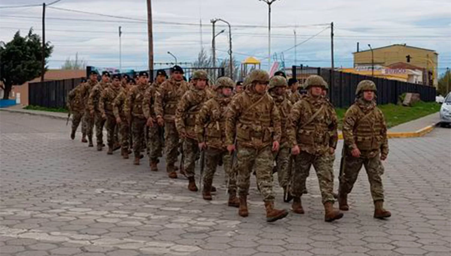 Video: en un clima tenso, Alicia Kirchner votó custodiada por una decena de militares