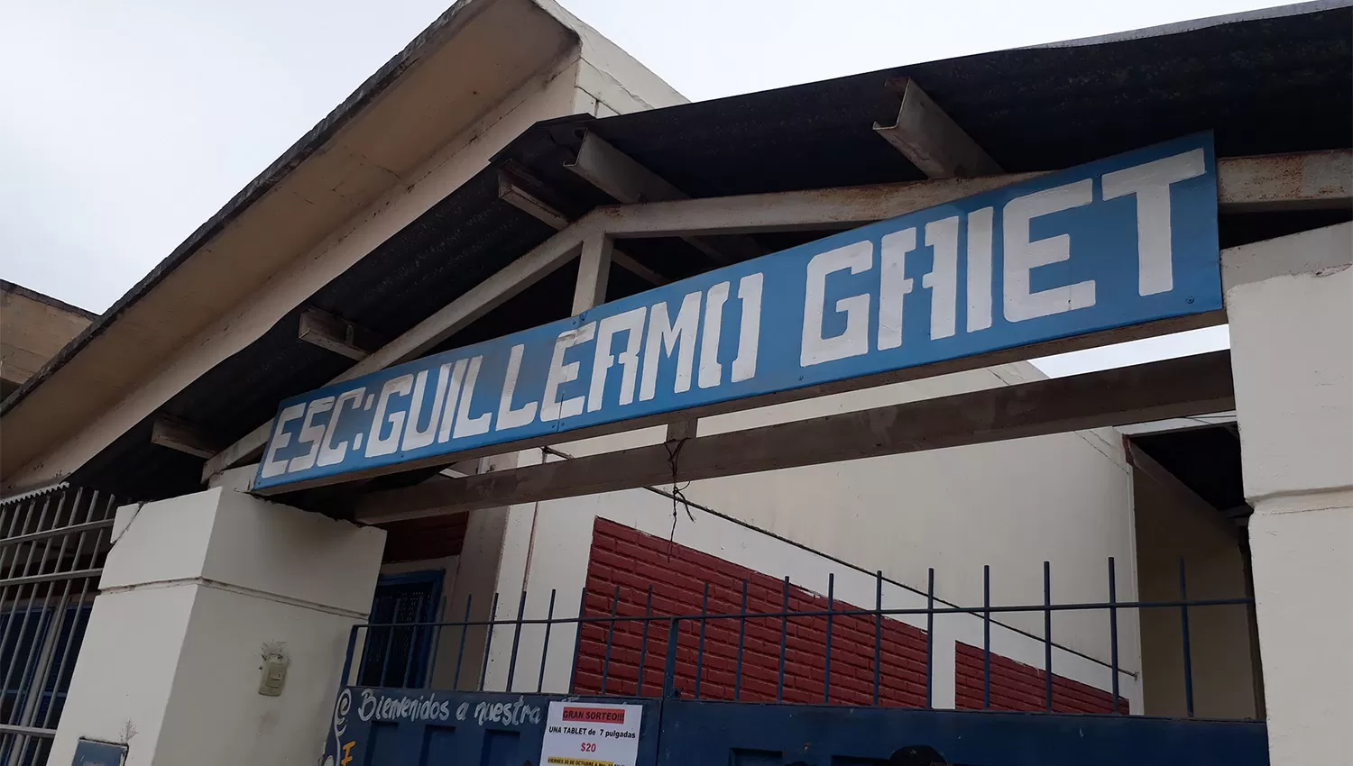 IRREGULARIDAD. La nena figuraba en una mesa de la escuela Guillermo Griet, en la zona sur de San Miguel de Tucumán. FOTO TOMADA DE FACEBOOK