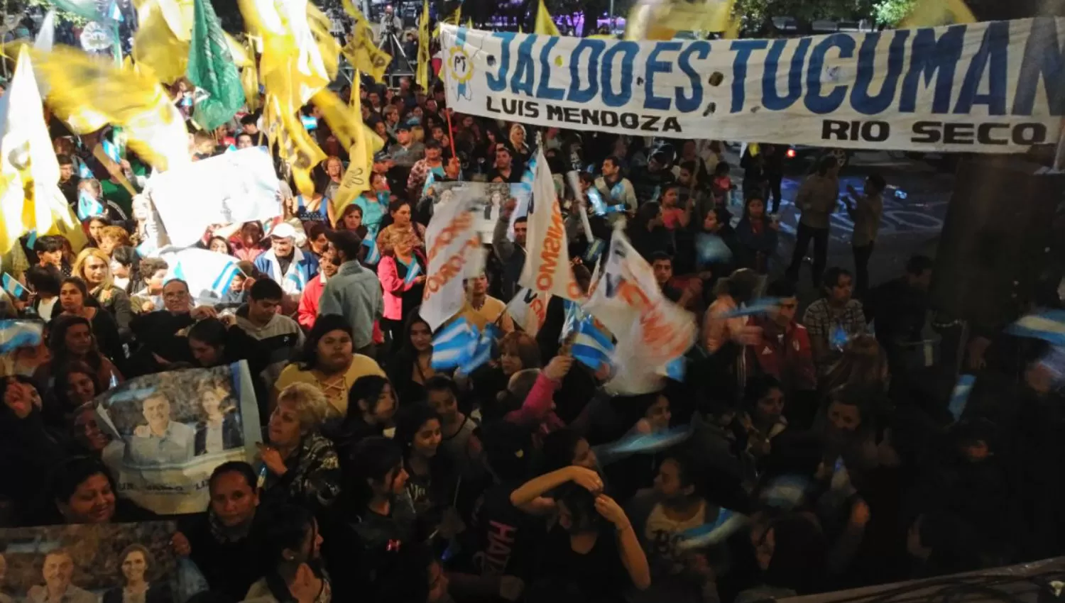 FESTEJO. La gente del Frente Justicialista. LA GACETA / JUAN PABLO SÁNCHEZ NOLI