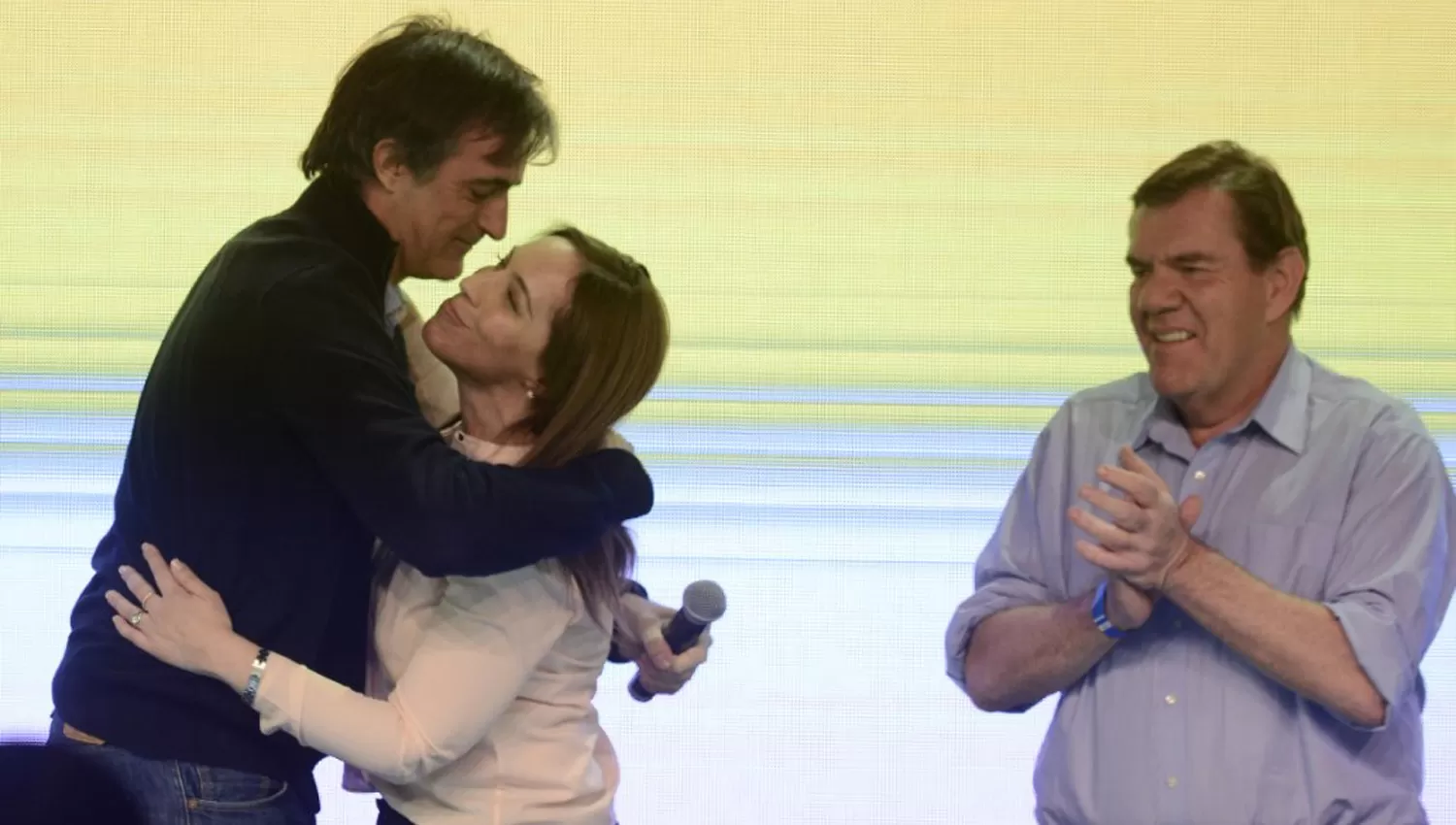 ABRAZO. Bullrich y Vidal en el búnker de Cambiemos. (DYN)