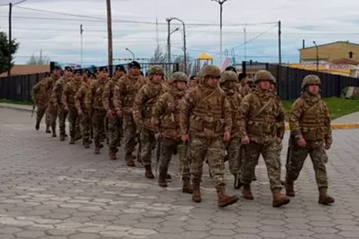 Video: en un clima tenso, Alicia Kirchner votó custodiada por una decena de militares