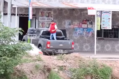 Video: denuncian el reparto de vales de compras en un local con carteles de Cambiemos