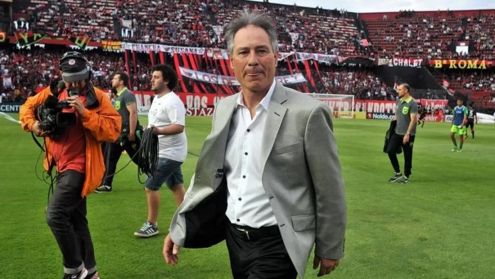 VÍCTIMA. Holan es el blanco de la barra, como en su momento fue Cantero. 
