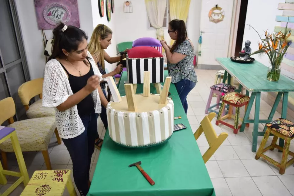 TAPICERÍA. Hacen sus propias butacas y se las llevan a casa. LA GACETA / FOTOS DE INÉS QUINTEROS ORIO.-