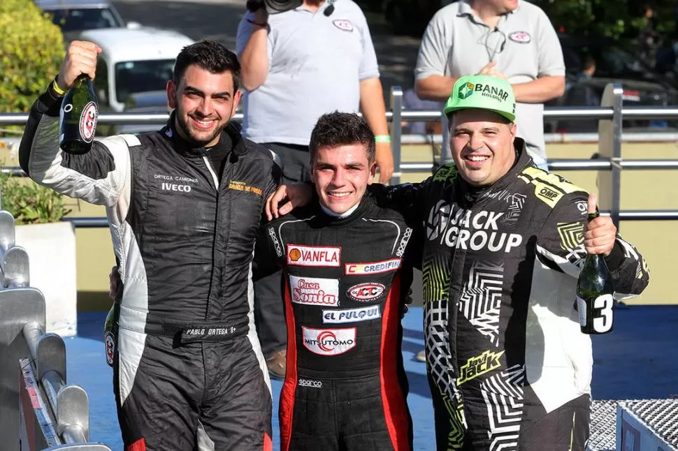 ENTRE LOS MEJORES. De izquierda a derecha, Pablo Ortega (2°), Ricardo Degoumois (1°) y Javier Jack (3°), en el podio. BH FOTOS 