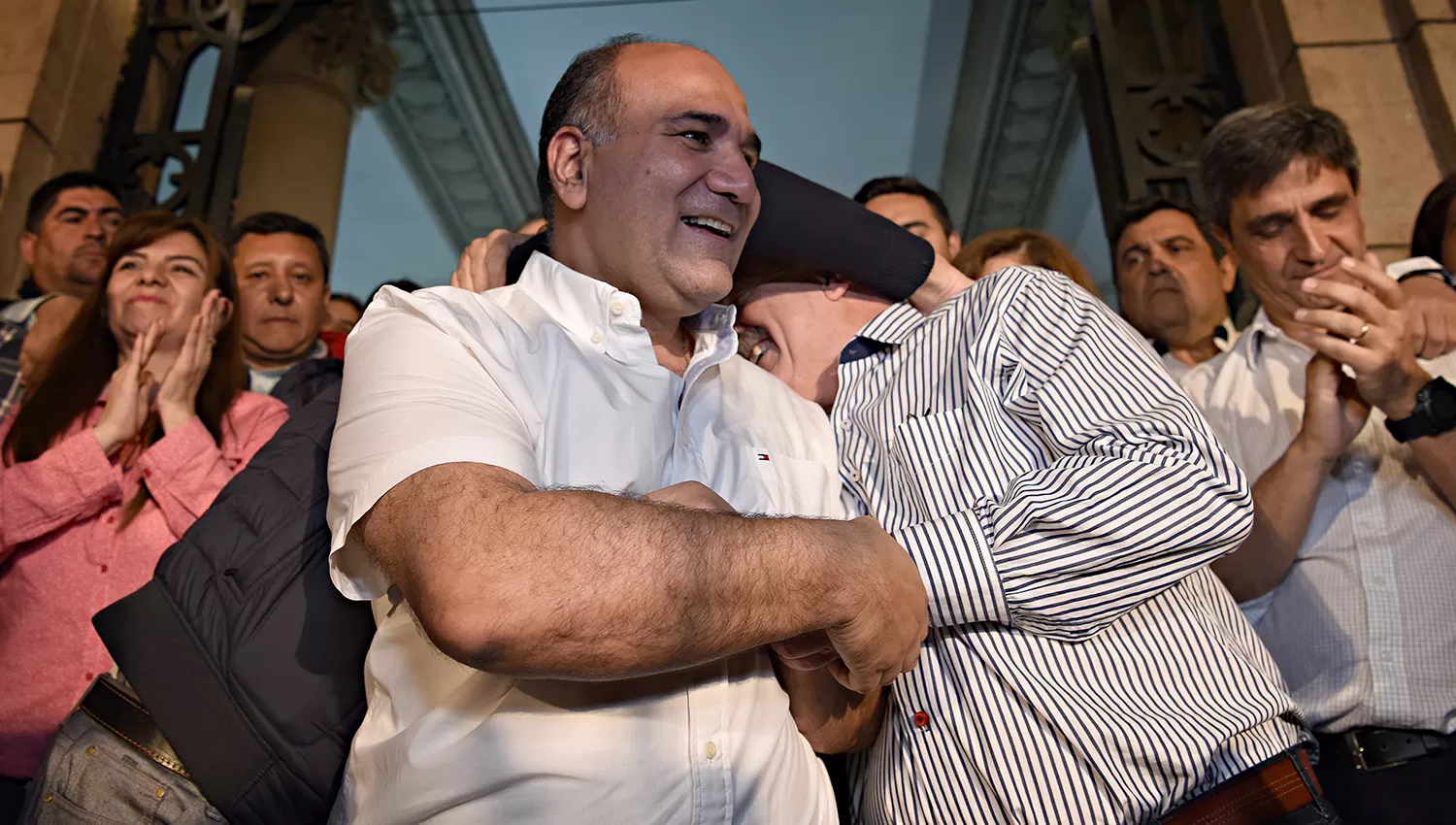 CELEBRACIÓN. Manzur abraza a Jaldo, festejando su victoria. LA GACETA / FOTO DE JUAN PABLO SANCHEZ NOLI