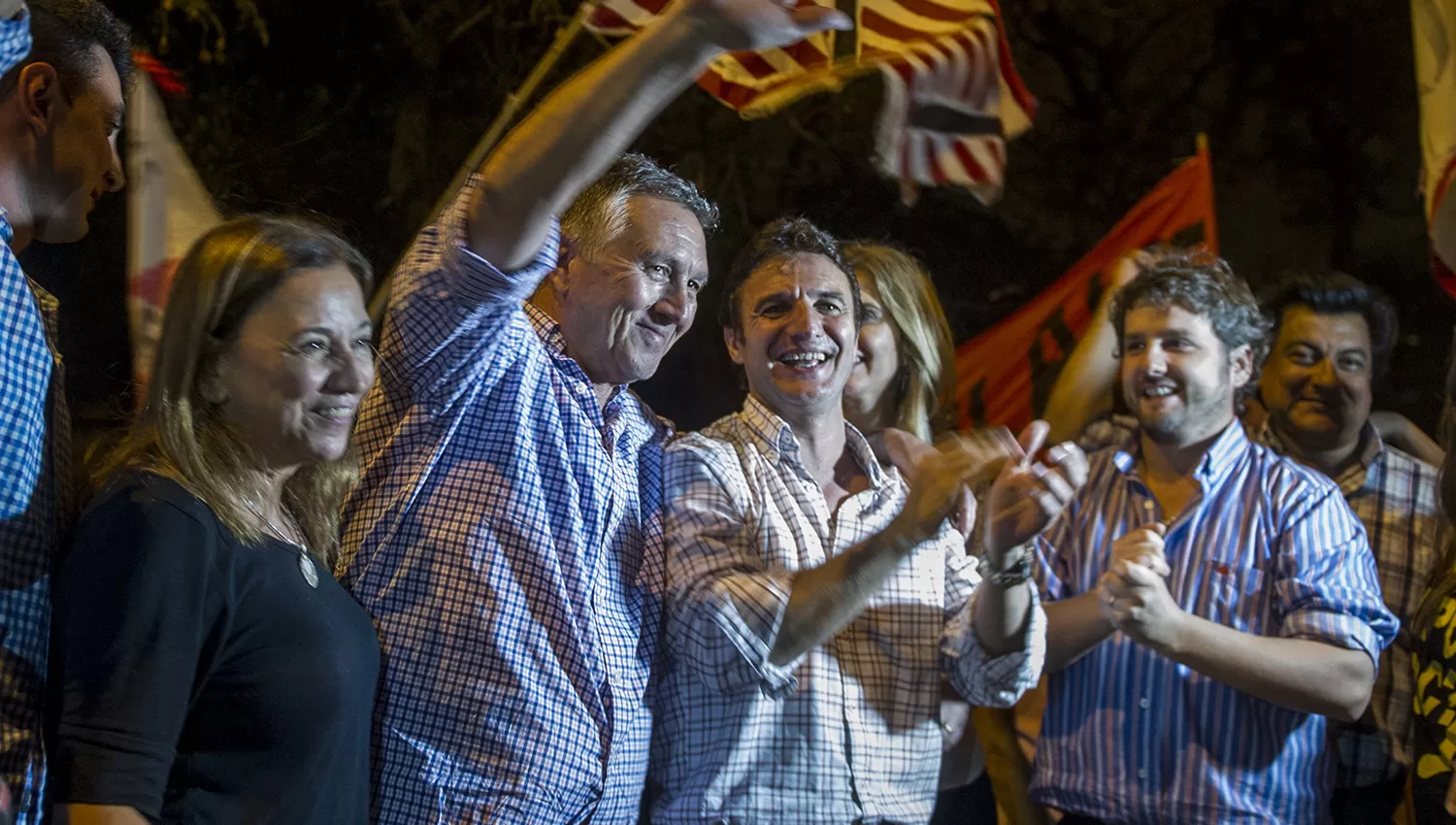 DIRIGENTES DE CAMBIEMOS. Julio César Herrera levanta el brazo rodeado por los intendentes Sánchez y Campero, y por la legisladora Estofán. LA GACETA / JORGE OLMOS SGROSSO