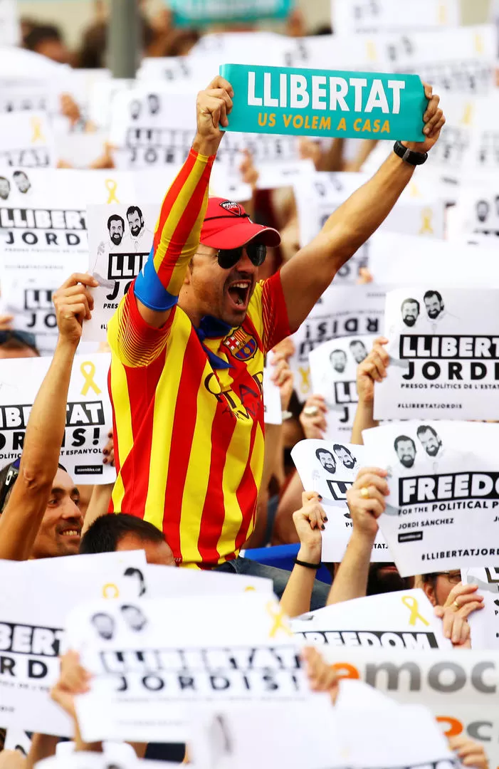 EN REBELDÍA. Miles de catalanes salieron a protestar contra el encarcelamiento de dos líderes separatistas.  reuters