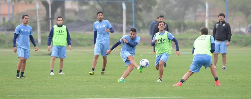 PASE LARGO. Núñez se esfuerza para asistir a larga distancia durante el entrenamiento, ante la mirada de Miloc, Hechalar, Freitas y el “Bebé” Acosta. El jugador podría perder su lugar ante Vélez. la gaceta / foto de héctor peralta