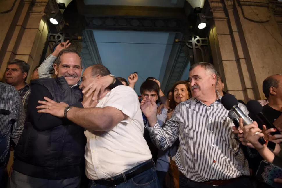 EL ABRAZO DEL SENADOR. José Alperovich saluda al gobernador Juan Manzur en la explanada de la sede del PE. A la derecha asoma el vicegobernador y diputado electo, Osvaldo Jaldo. la gaceta / foto de juan pablo sánchez noli