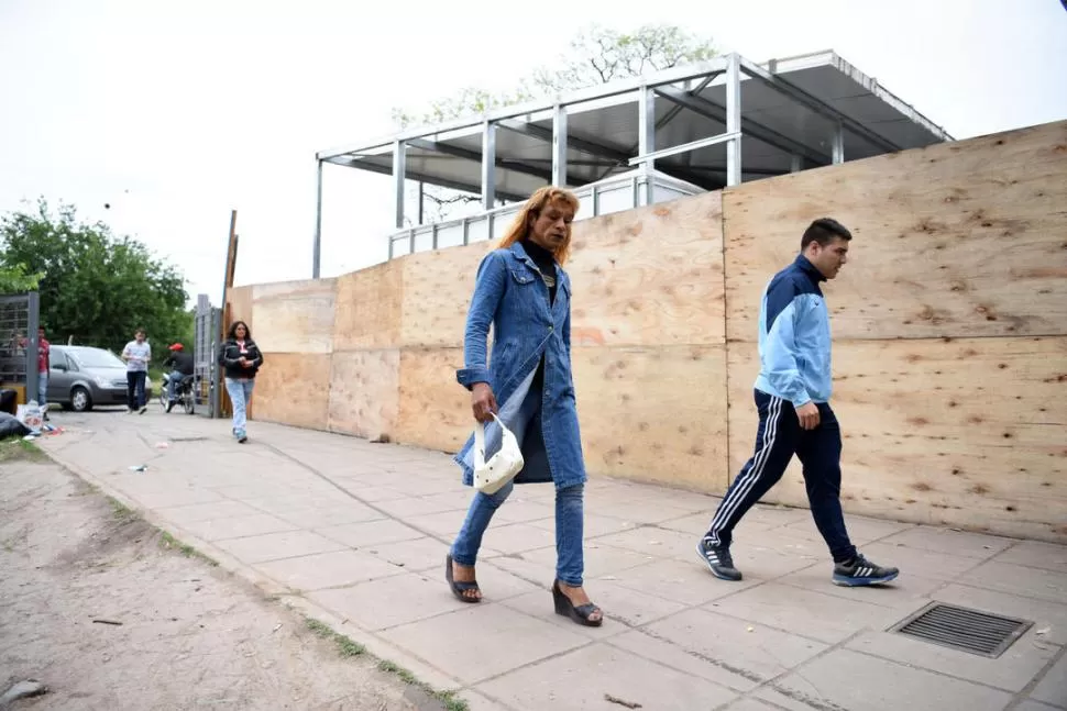 DECEPCIONADA. Jaqui llegó hasta la mesa en la que votaba, pero finalmente decidió no sufragar; pidió más derechos y que la sociedad deje de discriminar. LA GACETA / FOTOS DE DIEGO ARÁOZ