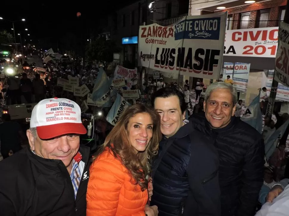 CARAVANA DE LA VICTORIA. El matrimonio Zamora celebró en las calles. prensa Claudia Ledesma Abdala