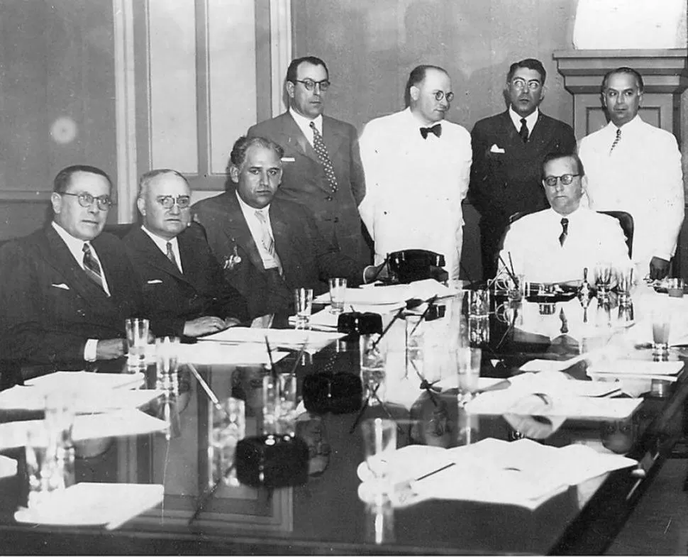 EN LA UNIVERSIDAD. Sentados, desde la izquierda, Manuel Lizondo Borda, Alberto Rougés, Juan Alfonso Carrizo y el rector Adolfo Piossek. Entre los parados, de traje oscuro, Rafael Jijena Sánchez. 