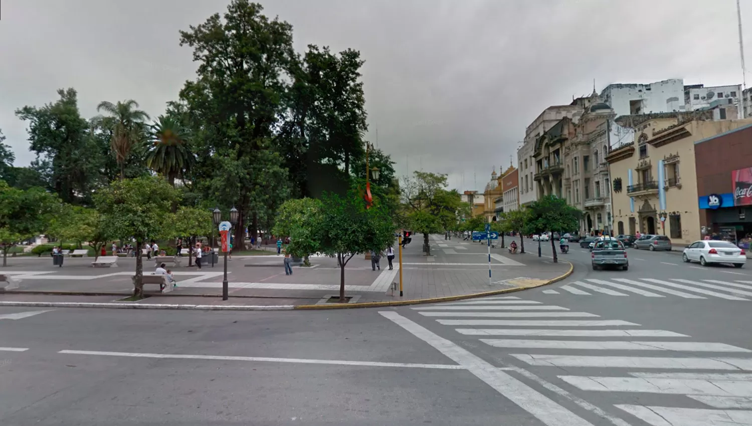 Mostró sus genitales en la plaza Independencia y recibió una paliza