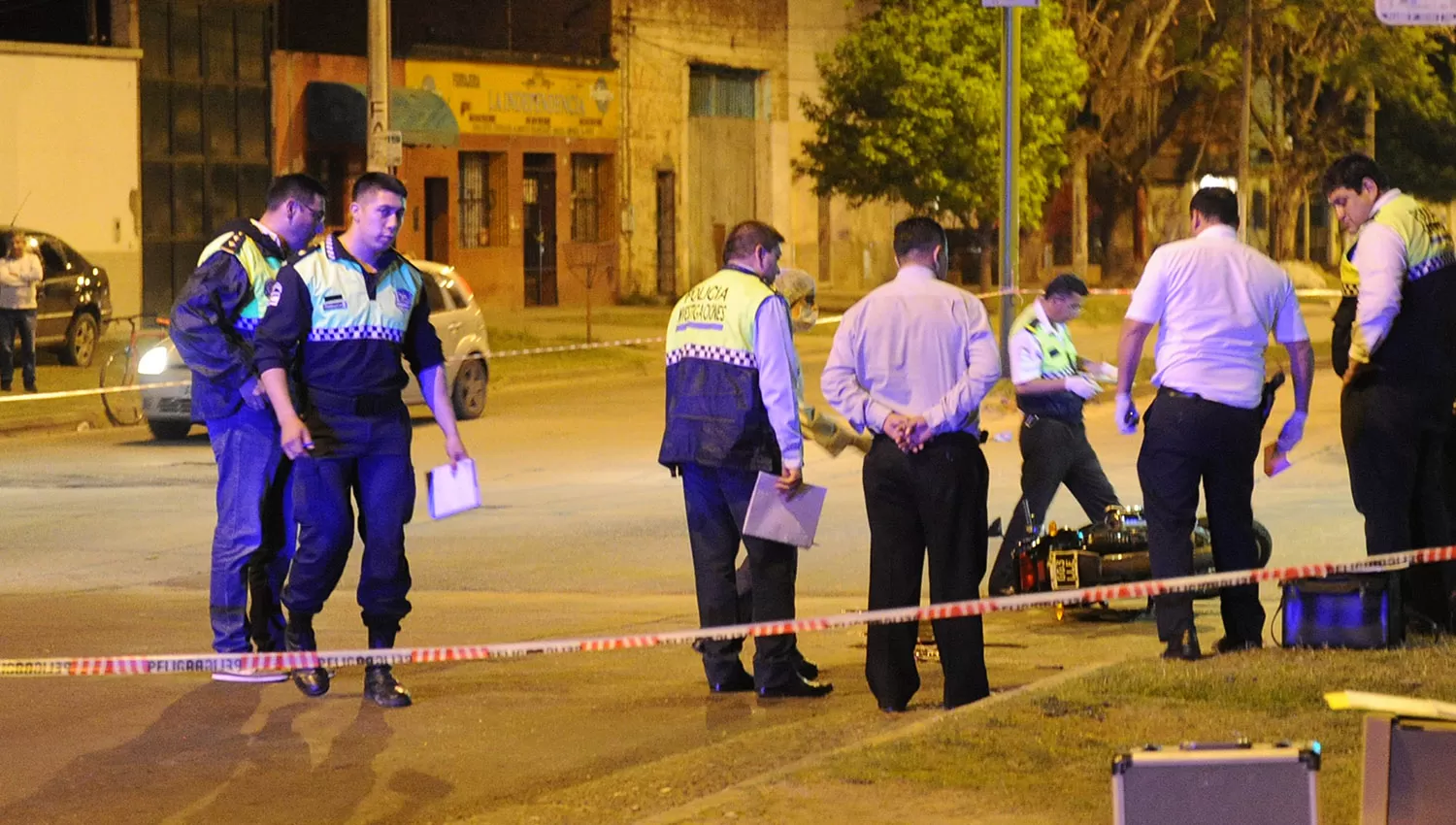 EL LUGAR DEL HECHO. Peritos y policías trabajan en el sitio donde mataron a Andina. LA GACETA / HÉCTOR PERALTA