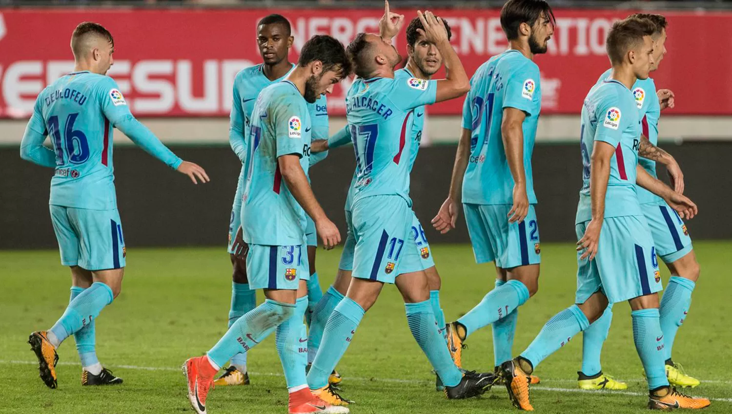 BARCELONA GOLEÓ A MURCIA. Festejó con los suplentes. (FOTO TOMADA DE TWITTER)