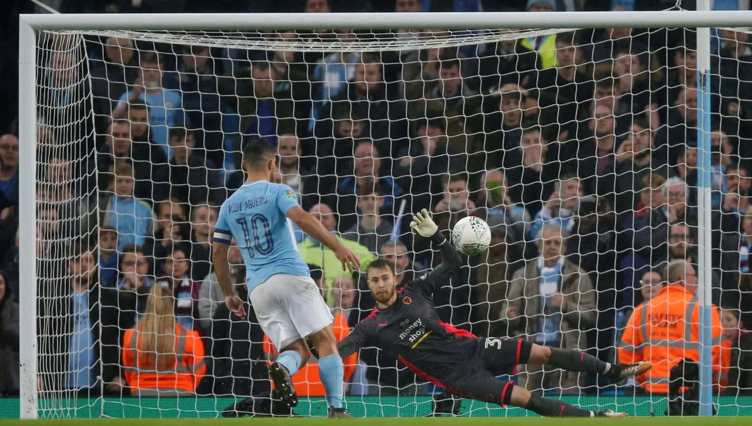 GOLAZO. Agüero picó su penal. (REUTERS)