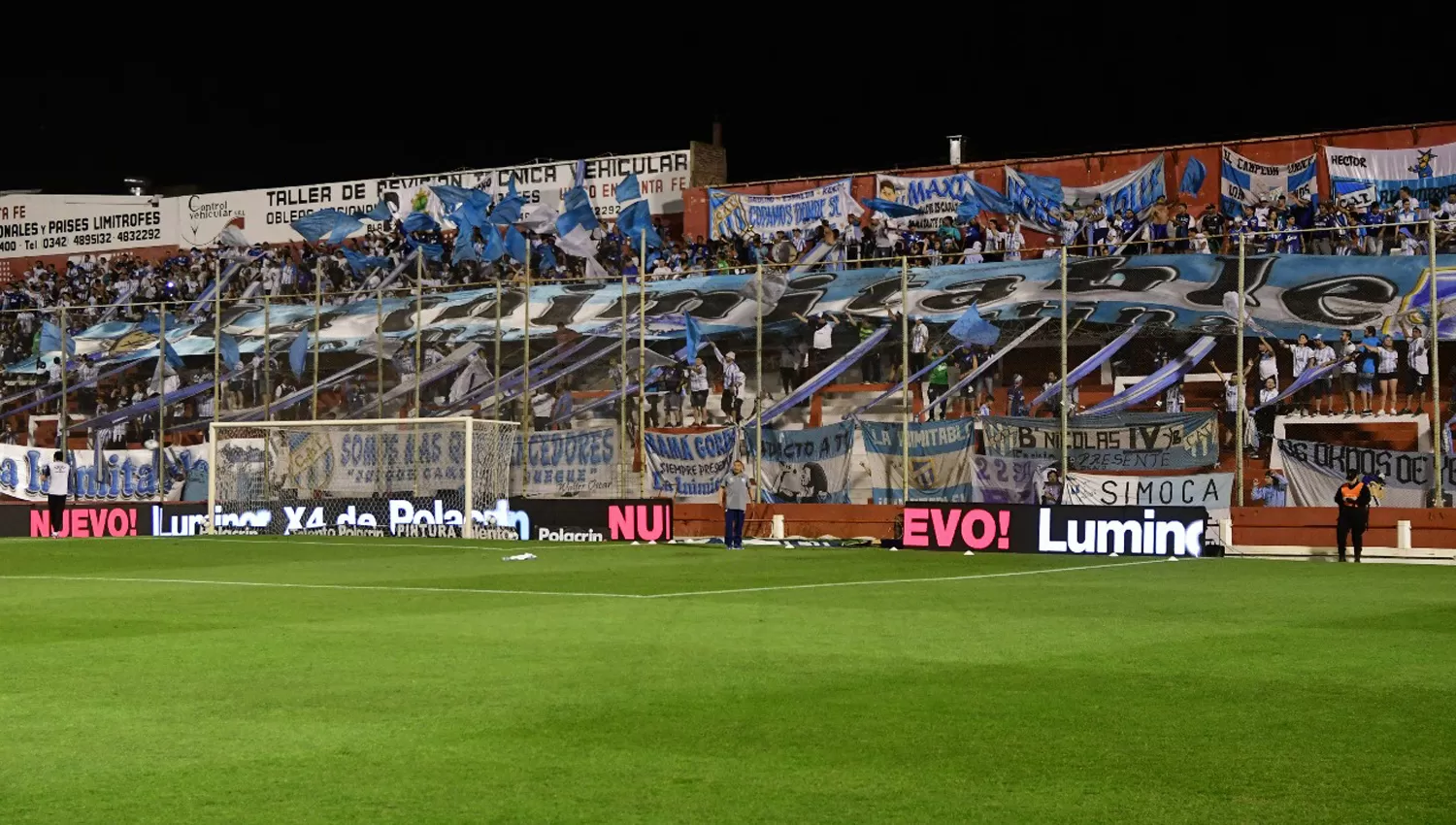 PRESENTES. Hinchas de Atlético en el estadio 15 de Abril. (FOTO ESPECIAL PARA LA GACETA)