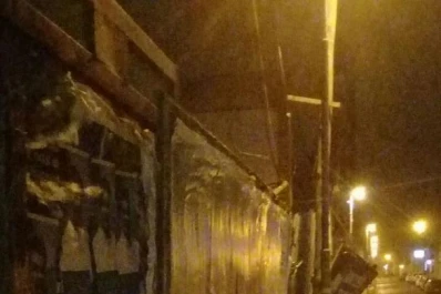 En Balcarce al 400 hay una protección para transeúntes a punto de caerse