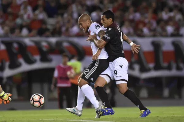 River ganó con un gol de Scocco y sacó la primera ventaja