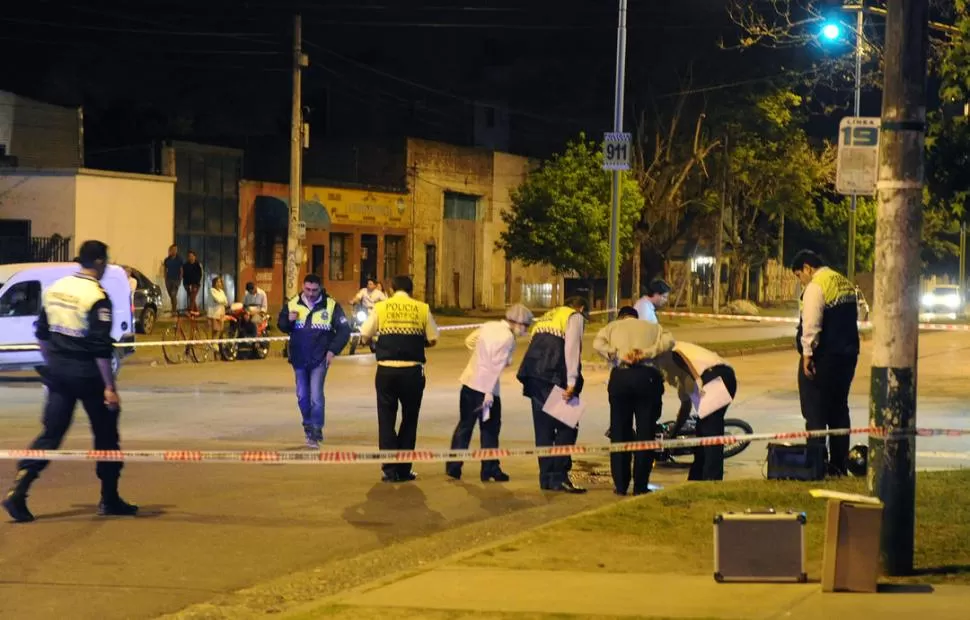 LA ESCENA. La Policía Científica perita el lugar en que fue atacado Andina. Aún estaban allí su moto y su casco.  la gaceta / foto de hector peralta