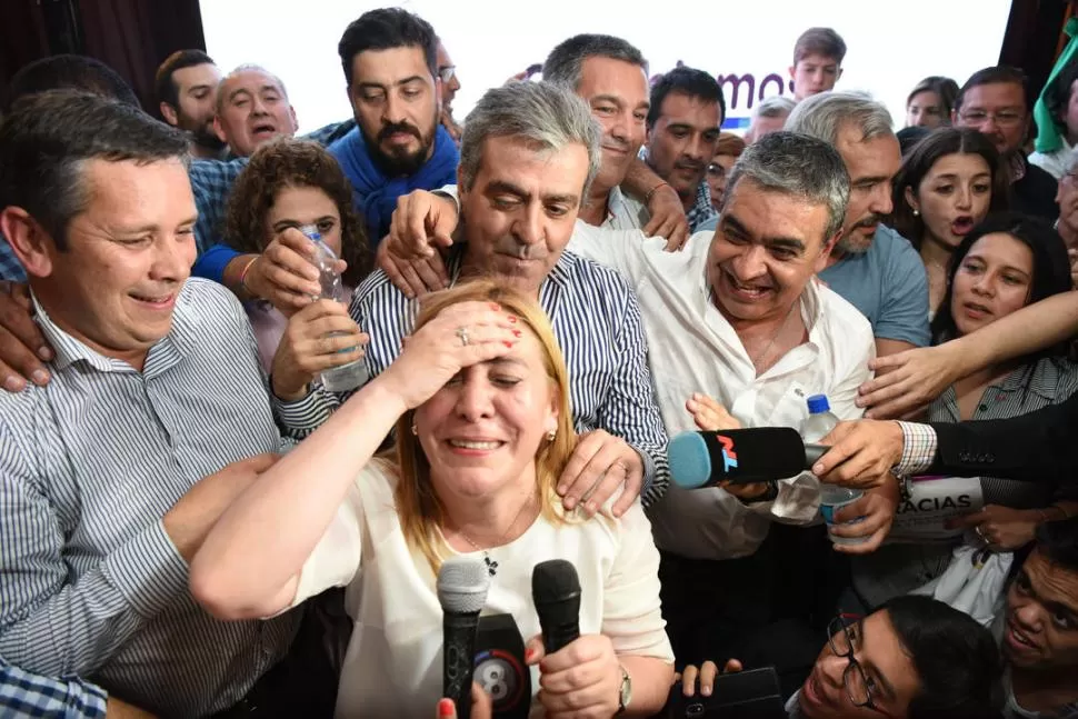 ALGARABÍA EN EL BÚNKER. Ávila llora de emoción ante las cámaras, tras la confirmación de que había sido electa diputada. Detrás, Cano y Alfaro festejan. la gaceta / foto de DIEGO ARáOZ