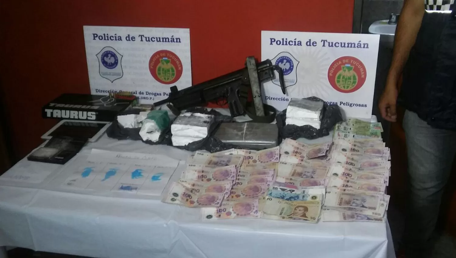 TODO LO SECUESTRADO. Dinero, droga y un arma de guerra es lo que la Policía asegura que encontró en el domicilio del detenido. 
