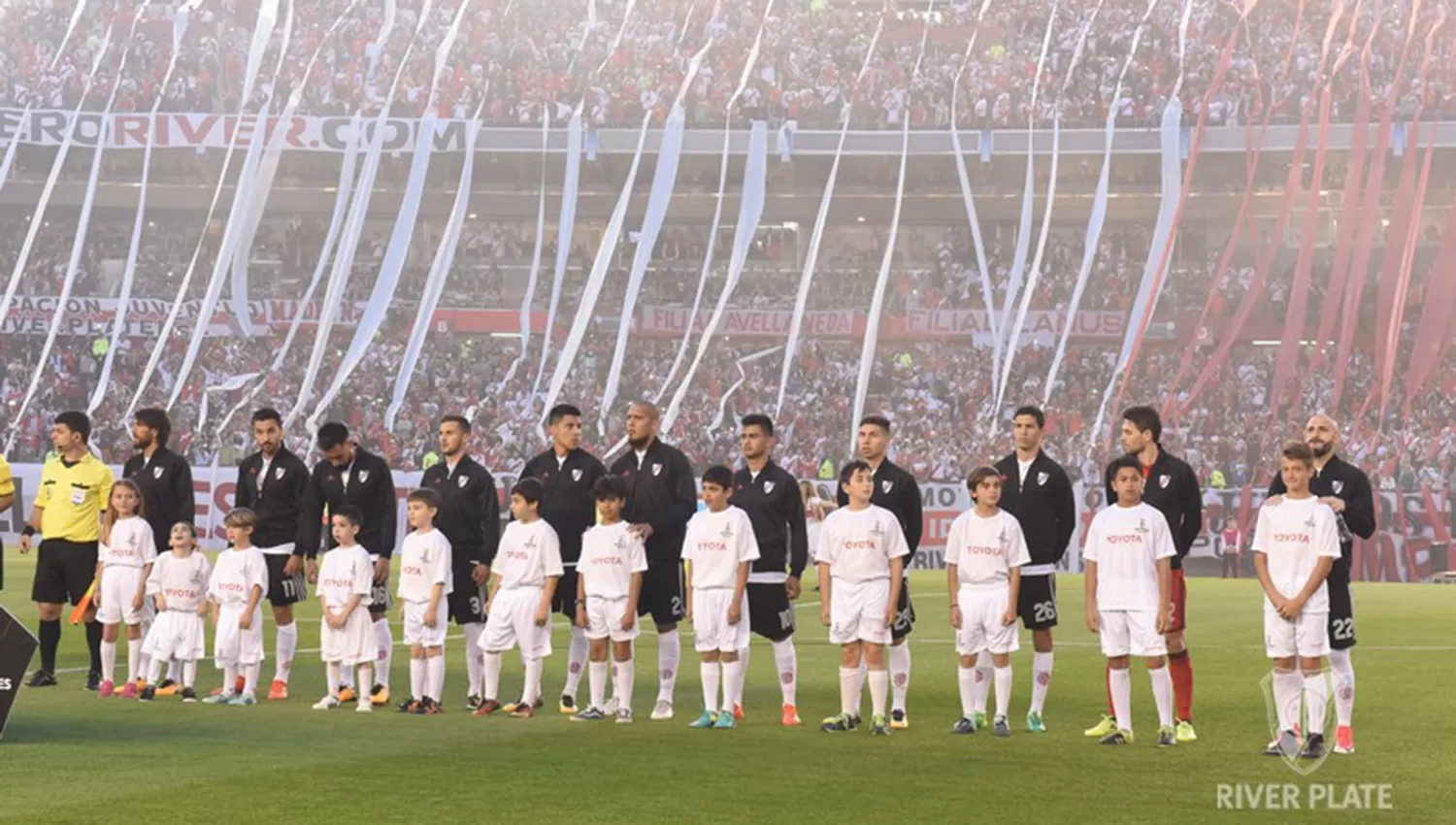 El Monumental de Núñez estuvo repleto anoche. Autoridades de seguridad sospechan que 5.000 de sus hinchas compraron entradas para el desquite.
FOTO TOMADA DE PRENSA CLUB ATLÉTICO RIVER PLATE