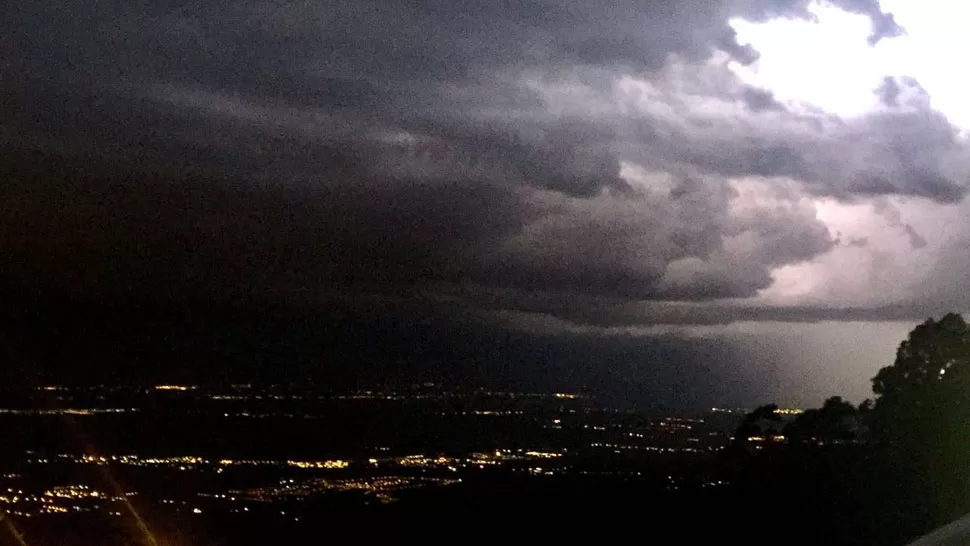 TORMENTA. Así se veía una de las tormentas del verano desde el cerro San Javier. ARCHIVO