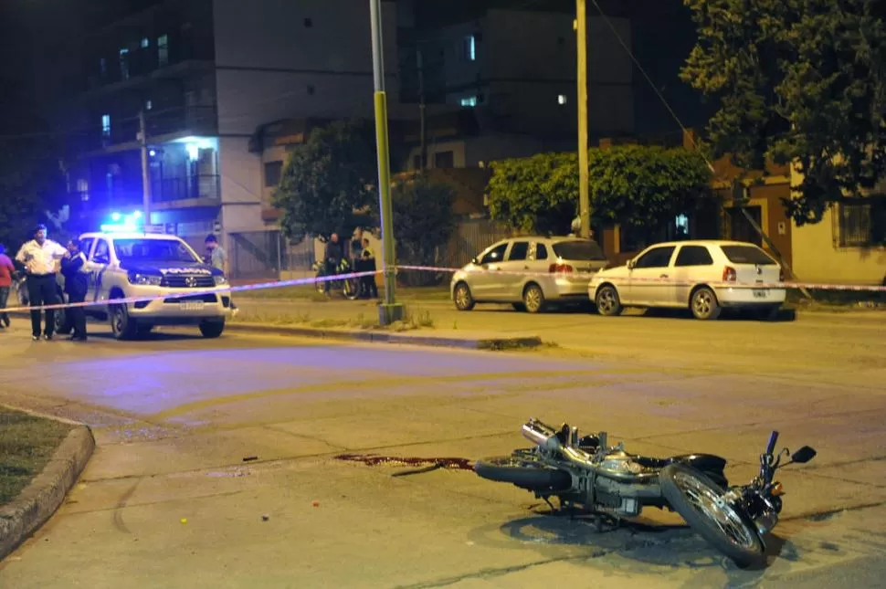 LOS DERRIBÓ EL DISPARO. Ambos cayeron de la moto cuando Andina recibió un balazo en la cabeza; los delincuentes lo remataron en el piso. la gaceta / foto de héctor peralta