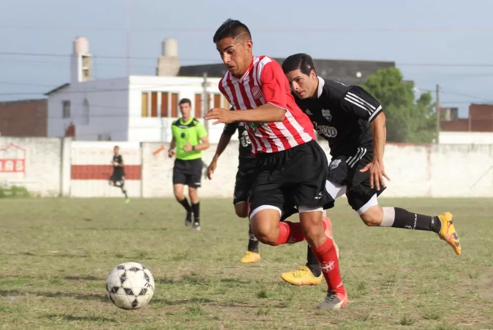 DESEQUILIBRIO. Eric Santillán, el volante de San Martín, se lleva la pelota a gran velocidad. El líder no vencer a Central Norte. gentileza ALEJANDRO CRUZ