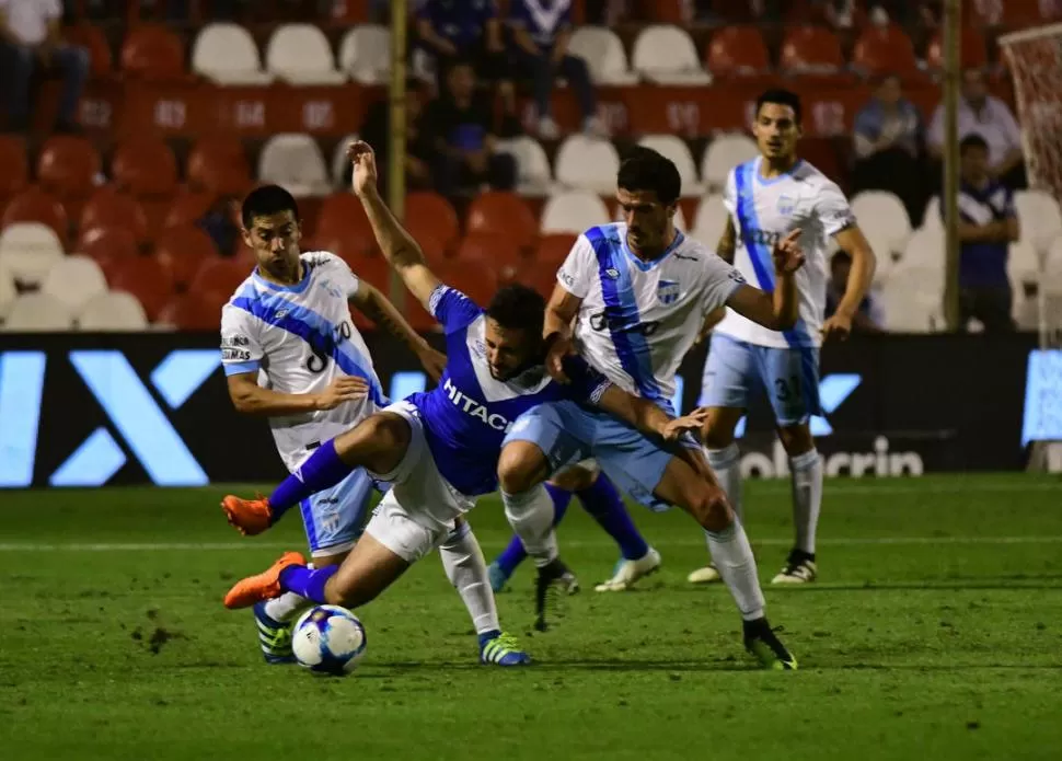 ¡NO PASARÁS! Acosta y Milo se “encargan” de un jugador velezano. Con garra y corazón, Atlético se metió entre los cuatro mejores equipos de la Copa Argentina. foto de josé almeida / especial para la gaceta