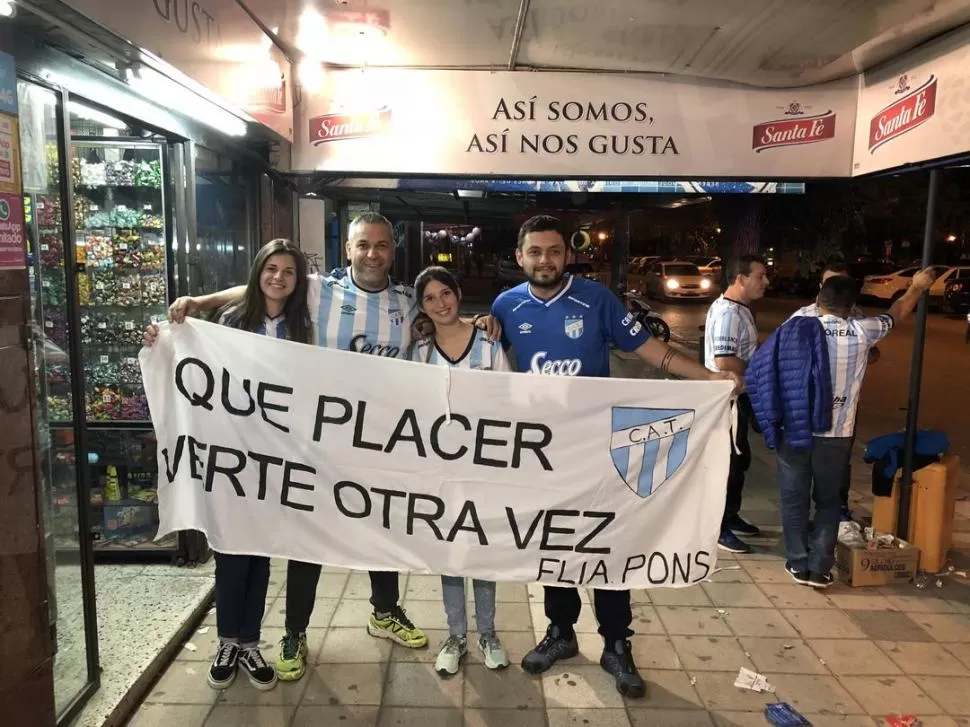 PRESENTES. Solana Pons y Natalia Lescano, acompañadas por su padre y esposo, respectivamente, viajaron a Santa Fe.