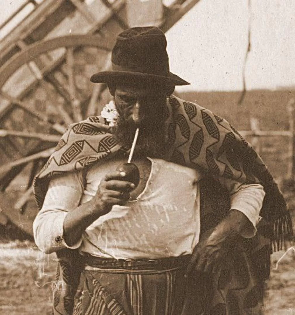 GAUCHO CON SU MATE. Una fotografía tomada a fines del siglo XIX registró la tan común escena. 