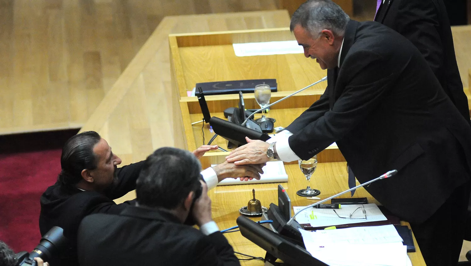 SALUDO AFECTIVO. Juri saluda a Jaldo luego de ser elegido tercera autoridad máxima de la provincia. LA GACETA / FOTO DE FRANCO VERA