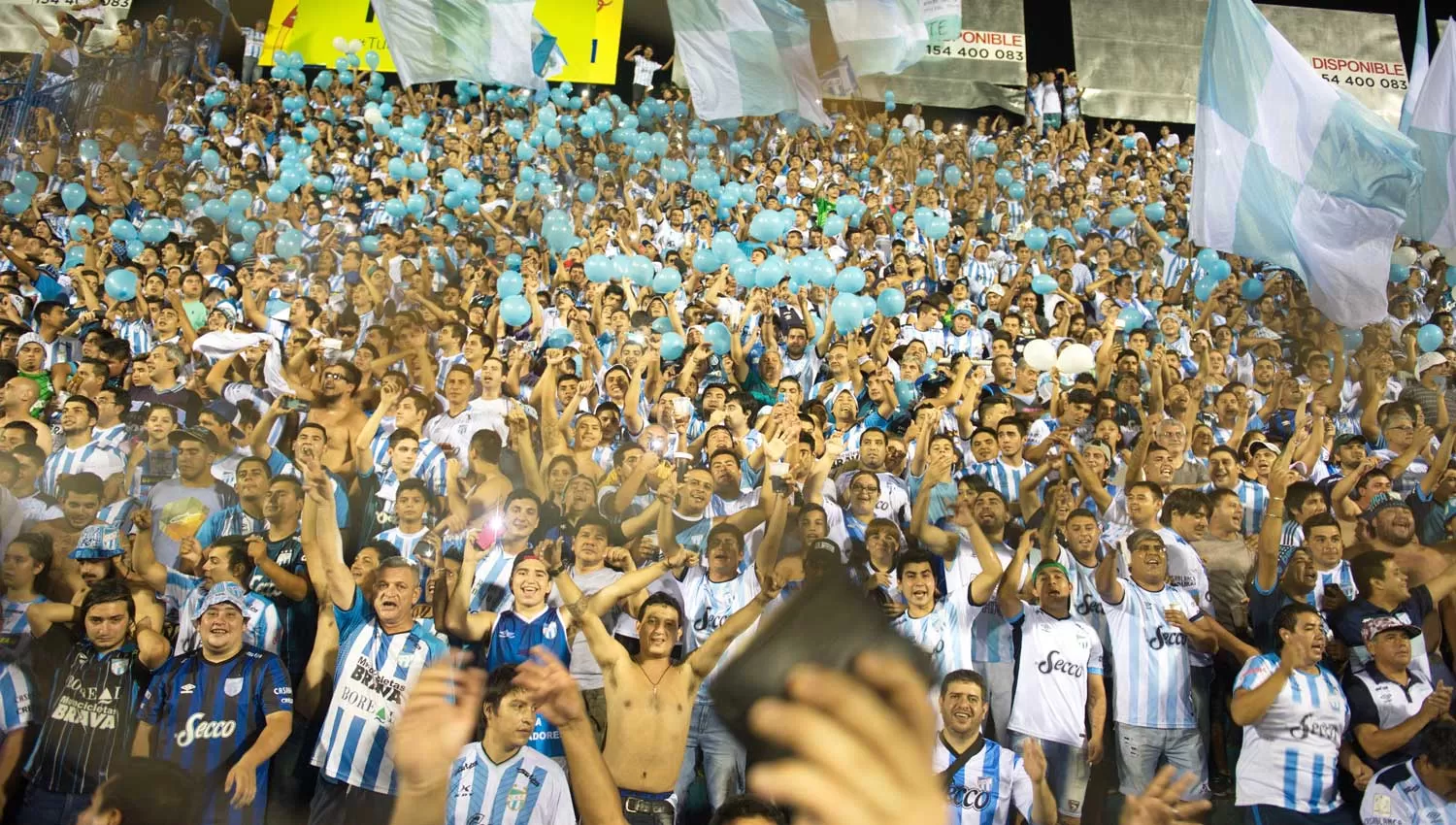 Los hinchas de Atlético no se quieren perder la semifinal de la Copa Argentina. ARCHIVO