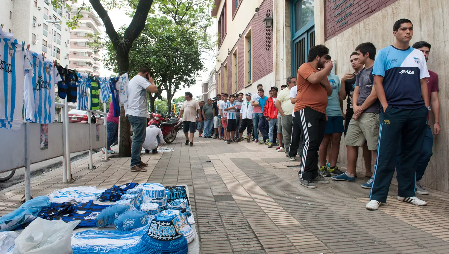 TODO POR UNA ENTRADA. Hinchas de Atlético. (ARCHIVO LA GACETA)