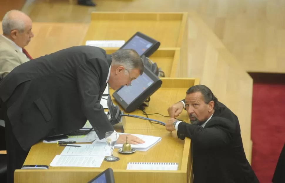 DE UN VICE A OTRO. Jaldo conversa con Juri durante una sesión; el ex vicegobernador de Alperovich sería desde hoy el presidente subrogante de la Cámara la gaceta / foto de antonio ferroni