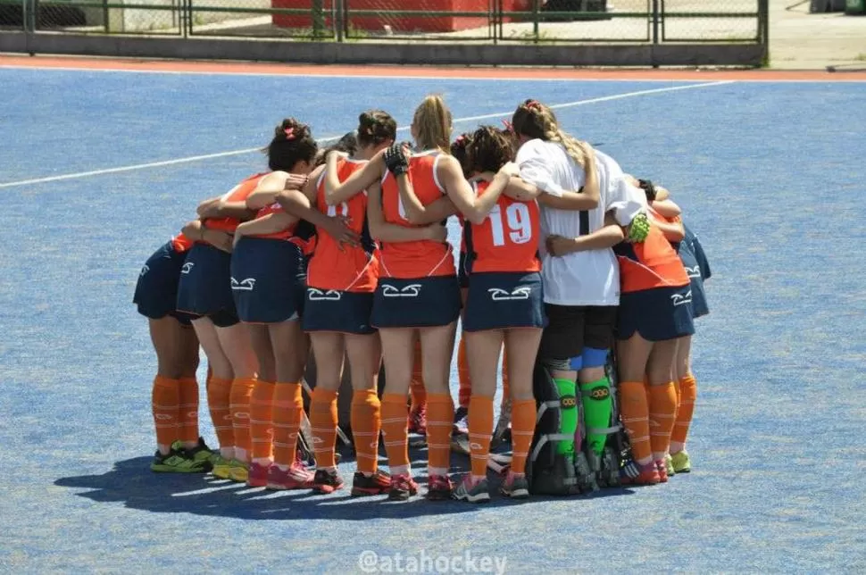 ¡VAMOS TUCUMÁN! Las damas y los caballeros se presentan en Rosario. foto de  MARÍA RAMASCO 