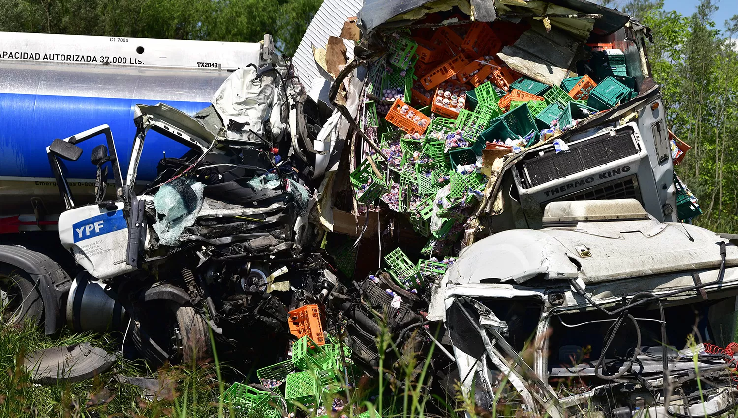 ESTRUENDO. Los camiones chocaron de frente a la altura de Pampa Mayo. LA GACETA / FOTO DE OSVALDO RIPOLL