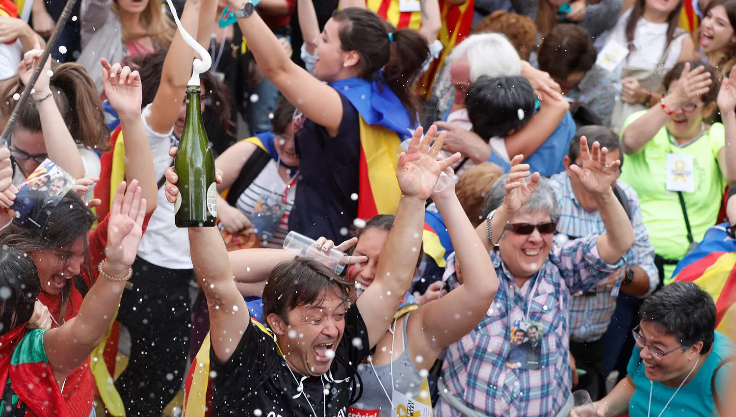 FESTEJOS. Catalanes celebran la votación en el Parlamento. REUTERS