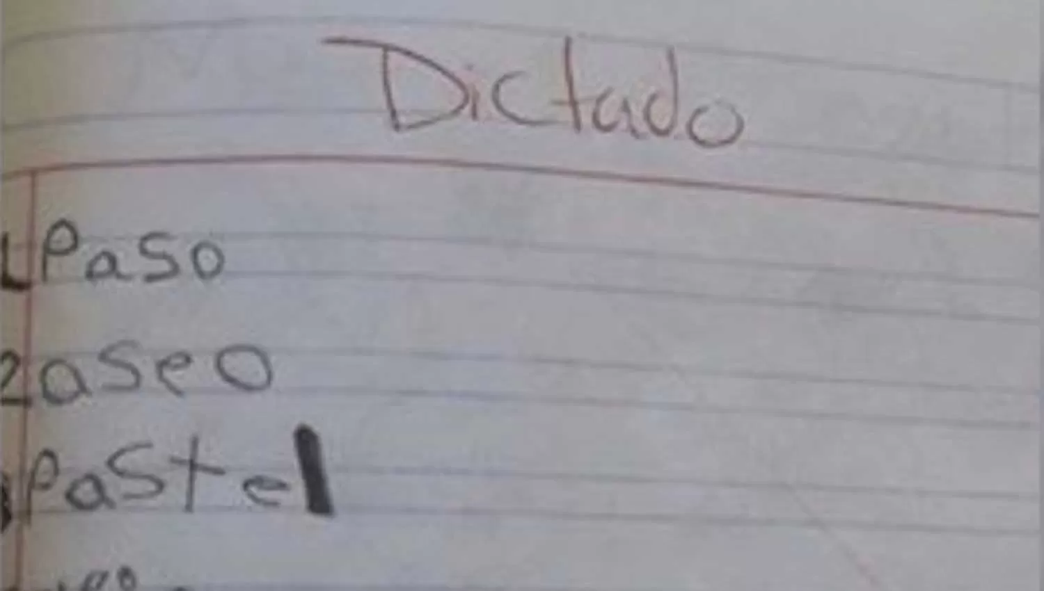 ¡Cosas de chicos! Un niño anotó el reto de la maestra a un compañero durante un dictado
