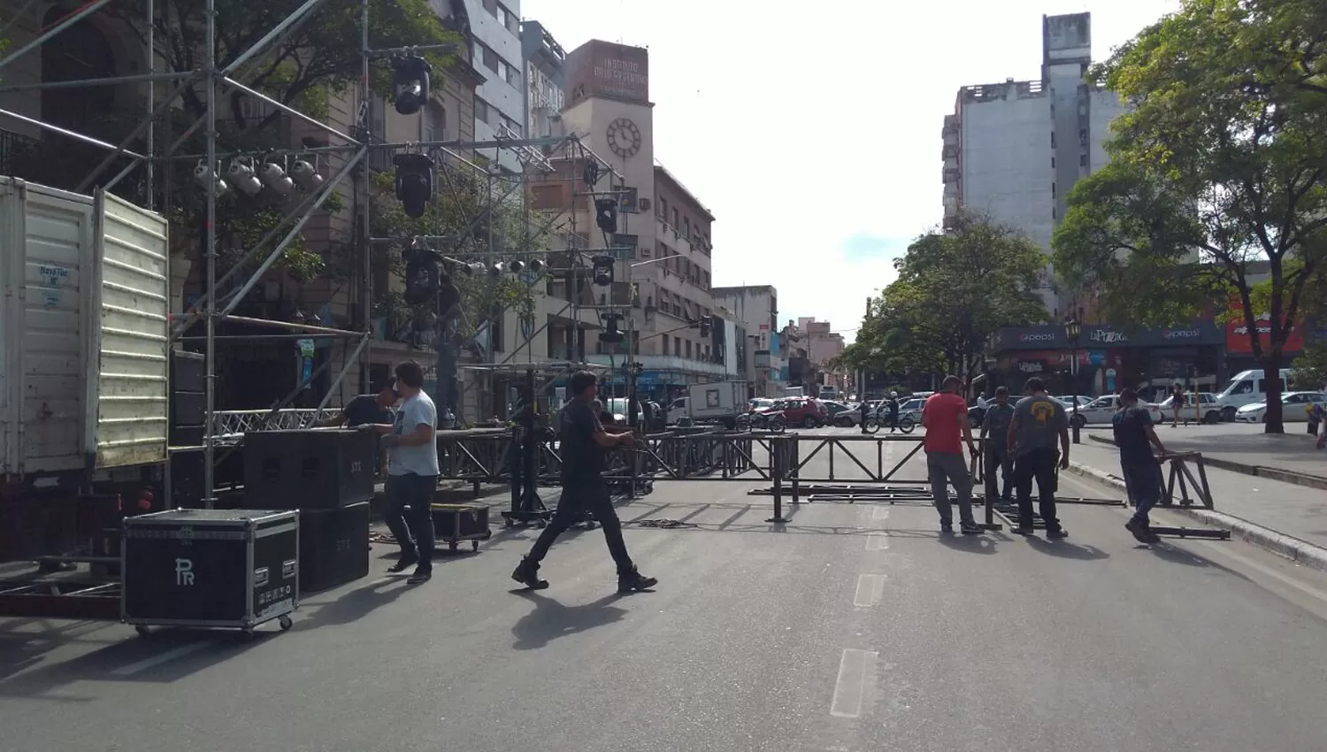 CORTADA. En la Calle 24 de Septiembre se montó un escenario para un desfile que se realizará durante la noche. (FOTO GENTILEZA JOSÉ ROMERO SILVA)