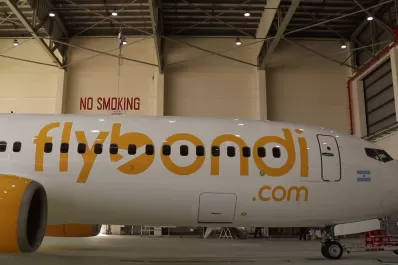 Presentaron el primer avión de FlyBondi, la low cost que volará desde Tucumán en 2018