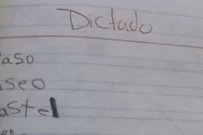 ¡Cosas de chicos! Un niño anotó el reto de la maestra a un compañero durante un dictado