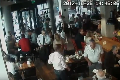 Video: le robaron la cartera a Silvia Elías de Pérez en un bar de Buenos Aires