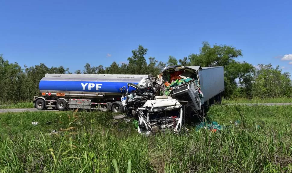 LAS CONSECUENCIAS DEL IMPACTO. Las cabinas de los rodados quedaron reducidas a chapas retorcidas luego de la embestida frontal. Un tercer vehículo, que recibió una colisión lateral, quedó en varado en una banquina. la gaceta / foto de osvaldo ripoll