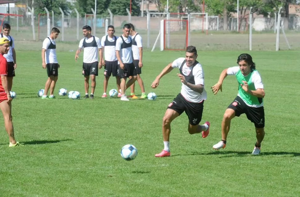 CLIMA DISTENDIDO. Lucas Acevedo escapa a la marca de Sebastián Prediger, en una de las últimas sesiones de práctica semanales. El defensor reaparecerá mañana.  la gaceta / foto de Antonio Ferroni